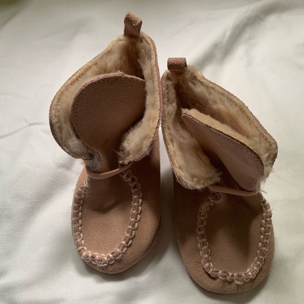 Old Navy baby booties size 4 12-18 m - pink with faux fur interior